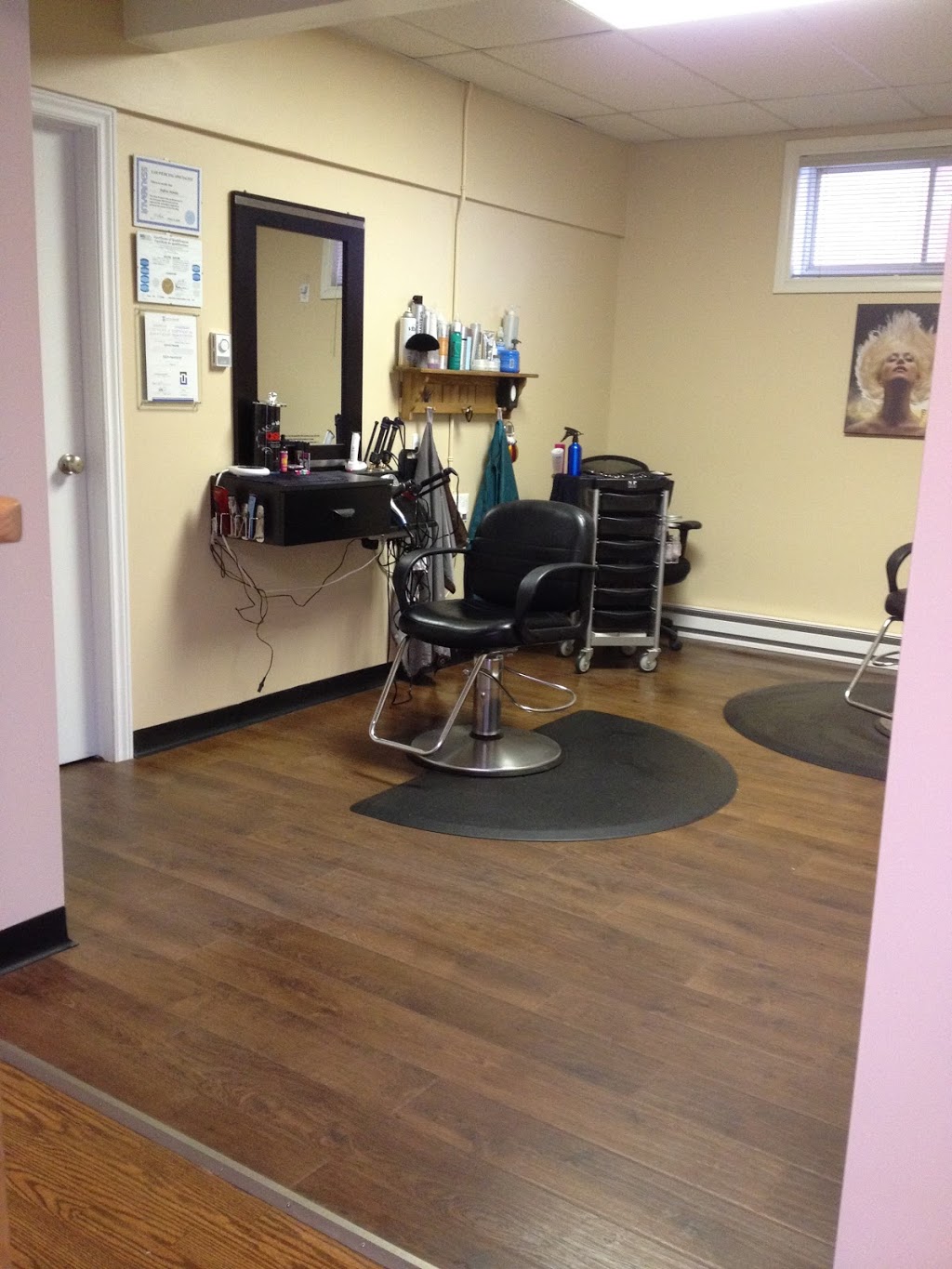 A Wee Trim - Hair Salon | 3-56 Raleigh St, Chatham, ON N7M 2M7, Canada | Phone: (519) 436-1196