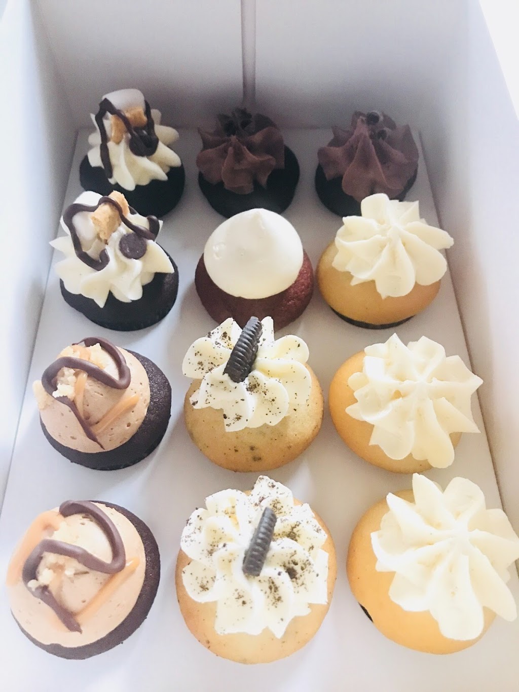 Dolled Up Cupcakes | Meadowvale Town Centre Cir Unit MO2B, Mississauga, ON L5N 4B7, Canada | Phone: (905) 817-0888