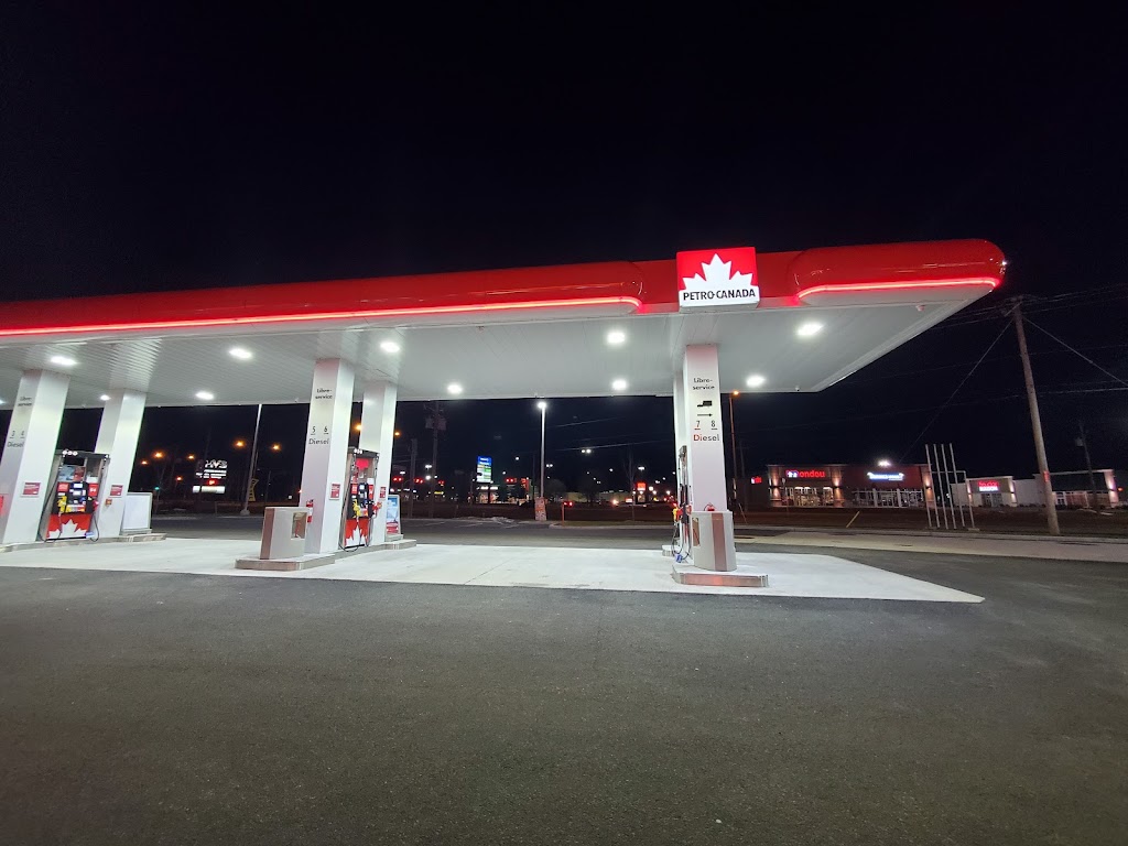 Petro-Canada & Car Wash | 2005 Bd Monseigneur-Langlois Suite 110, Salaberry-de-Valleyfield, QC J6S 0L2, Canada | Phone: (450) 747-1541