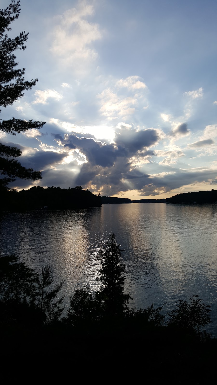 Lakeview Escape On Lake Muskoka | 1515 Hwy. 118 West / Frank Miller Memorial Route, Muskoka Lakes, ON P1L 1W8, Canada | Phone: (705) 645-8558