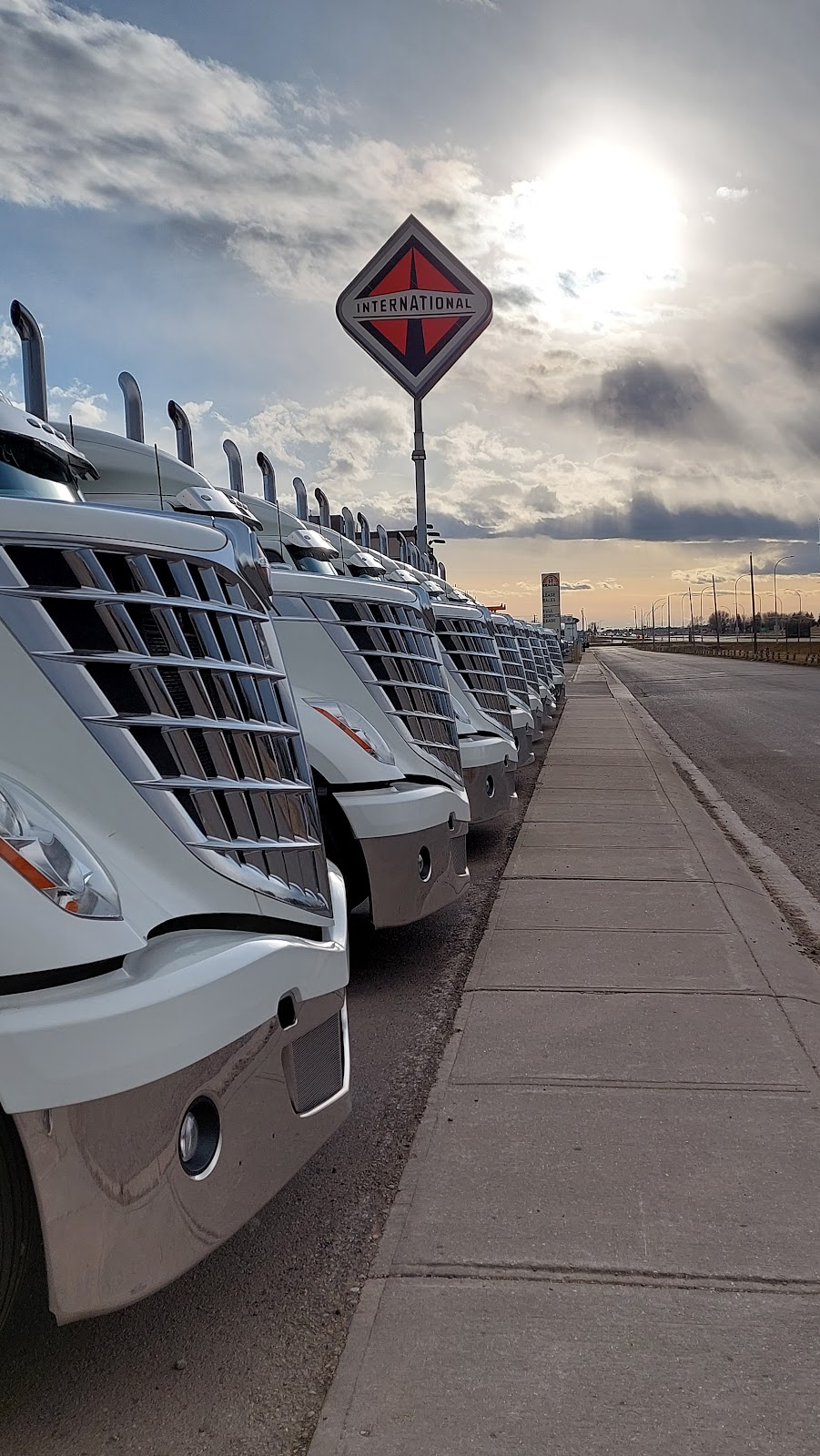 Summit Motors Ltd. (International truck dealership) | 4801 46 Ave, Taber, AB T1G 2A4, Canada | Phone: (403) 223-3563