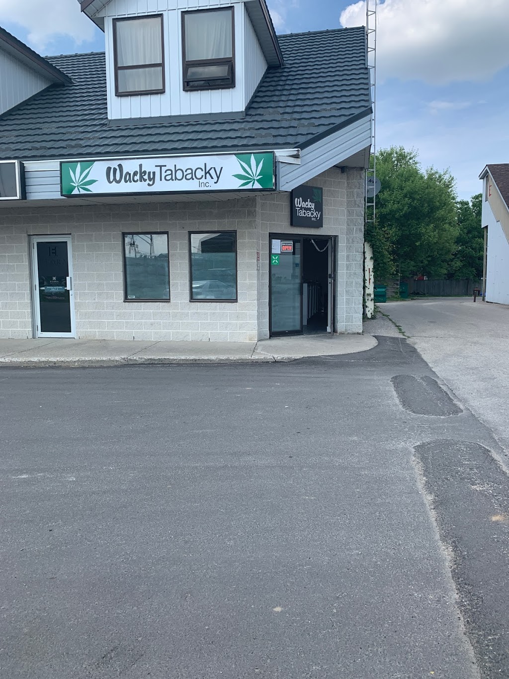 Wacky Tabacky Elora | 54 Wellington Rd 7, Elora, ON N0B 1S0, Canada | Phone: (519) 846-1119