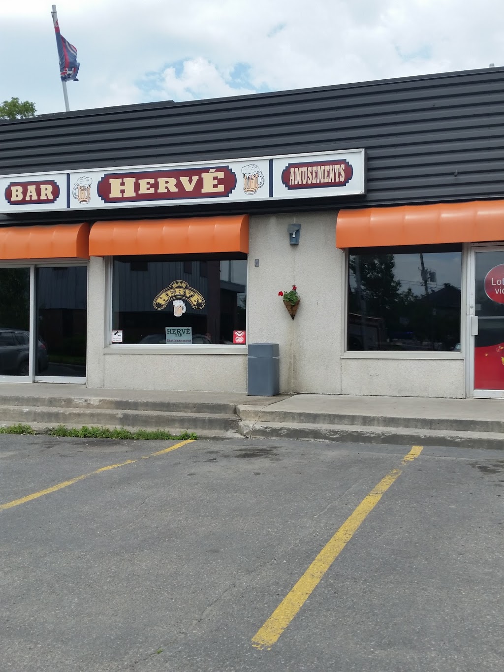 Bar Chez Herve Enr | 955 Boulevard de lHôtel-de-Ville, Laval, QC H7X 2K9, Canada | Phone: (450) 689-4391