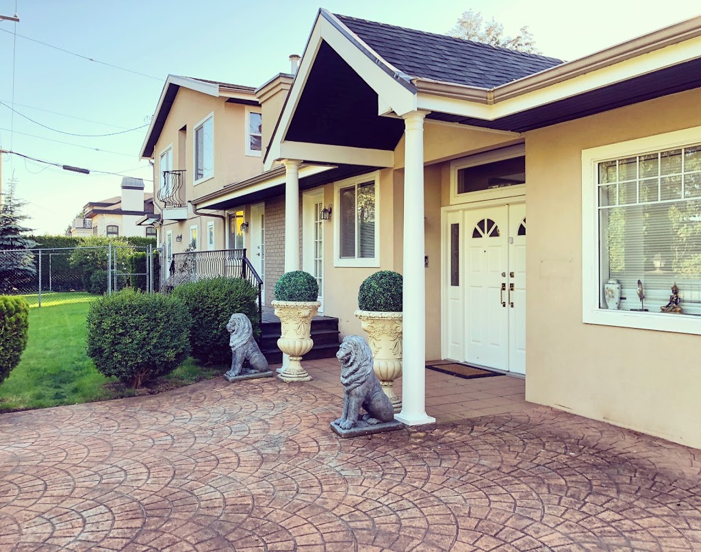 Royalty B&B | 5777 Mccallan Rd, Richmond, BC V7C 2H3, Canada | Phone: (604) 363-4797