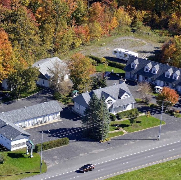 Motel au Ptit Sapin | 16033 Du, Boulevard Curé-Labelle, Mirabel, QC J7J 2G6, Canada | Phone: (450) 432-4691