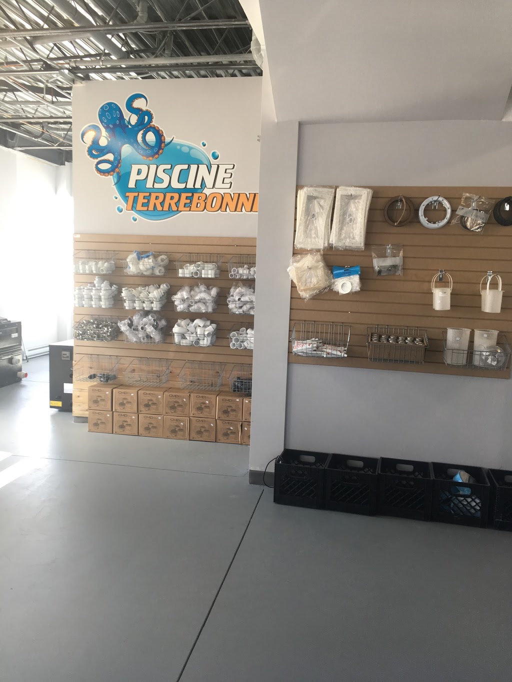 Piscine Terrebonne | 6000 Boulevard Laurier Suite 100, Terrebonne, QC J7M 0A1, Canada | Phone: (450) 918-9595