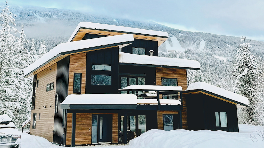 Arrows Edge Lodge | 3108 Airport Way, Revelstoke, BC V0E 2S3, Canada | Phone: (778) 252-8433