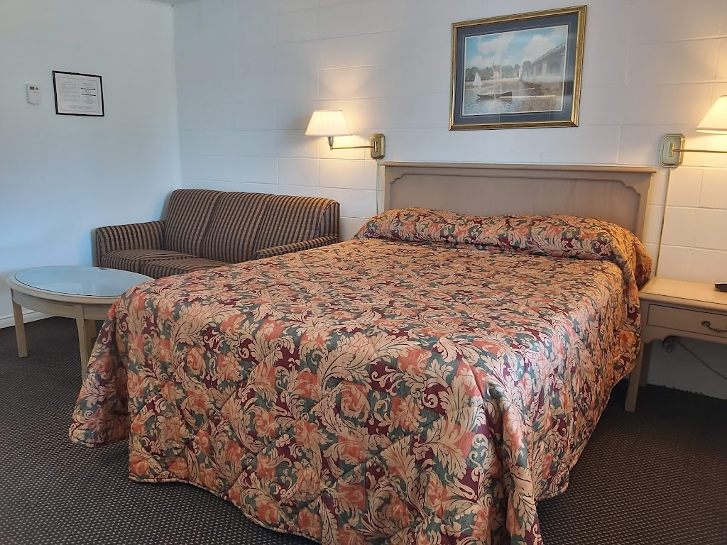 Arnprior Motor Inn | 168 Daniel St S, Arnprior, ON K7S 2L8, Canada | Phone: (613) 623-7906