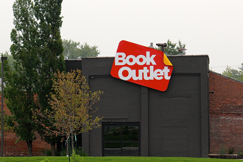 Book Outlet Store | 340 Welland Ave, St. Catharines, ON L2R 7L9, Canada | Phone: (905) 641-4581