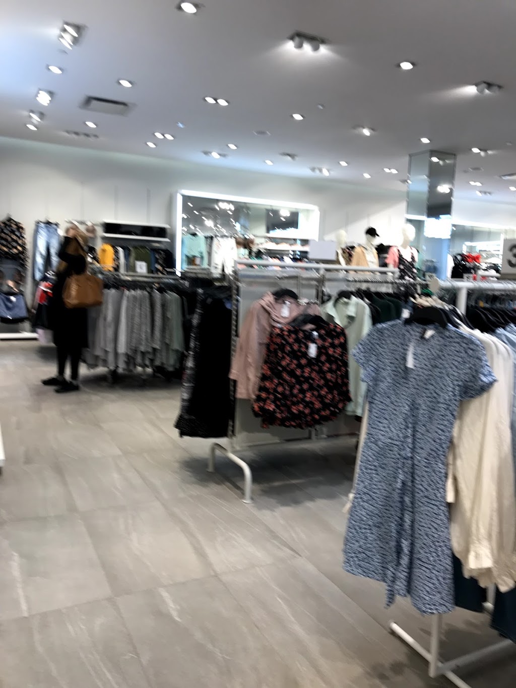 H&M | 419 King St W, Oshawa, ON L1J 2K5, Canada | Phone: (855) 272-7007