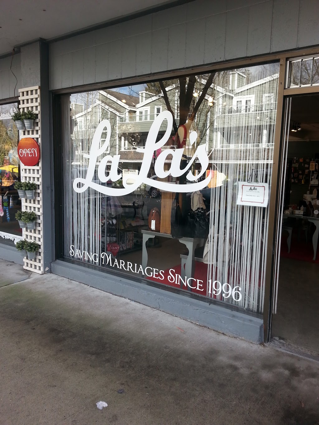 LaLas in the Cove | 4381 Gallant Ave, North Vancouver, BC V7G 1L1, Canada | Phone: (604) 924-2016