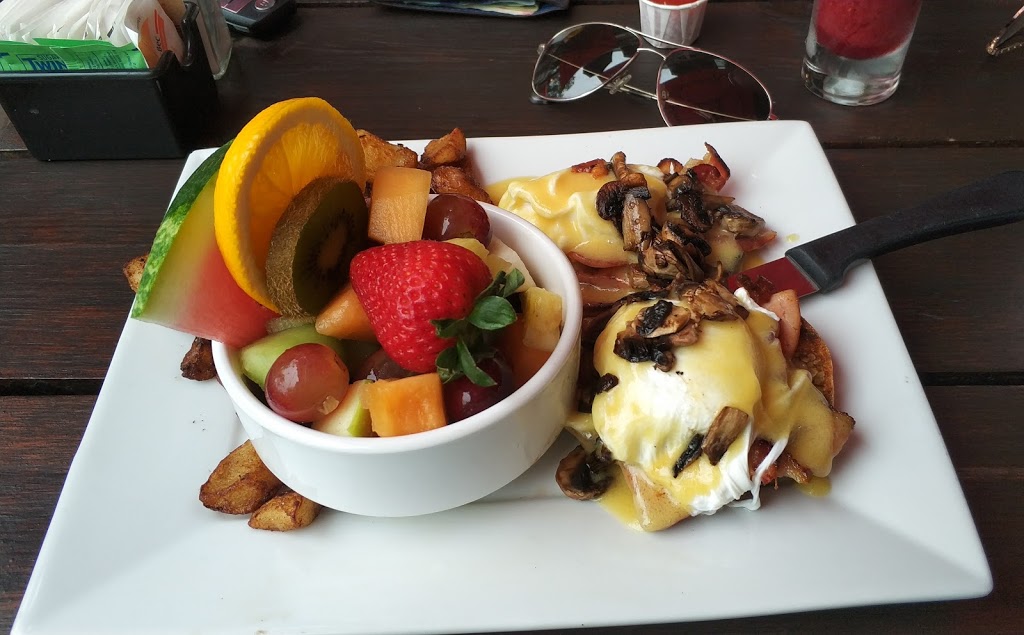 Café Bistro Le Snobinard | 271 Boulevard des Braves, Terrebonne, QC J6W 3H6, Canada | Phone: (450) 492-8080