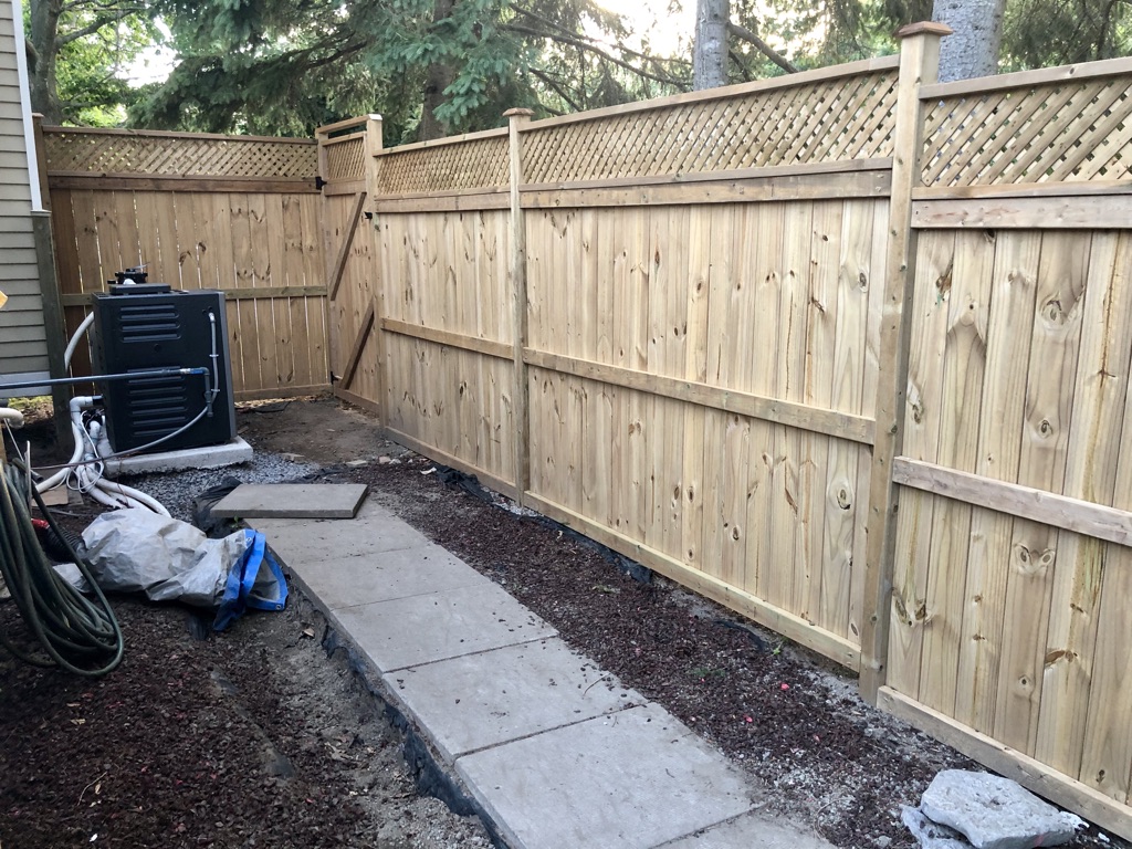 Deluxe Fencing and Decks | 726 Long Point Cir, Gloucester, ON K1T 4E9, Canada | Phone: (613) 862-4275