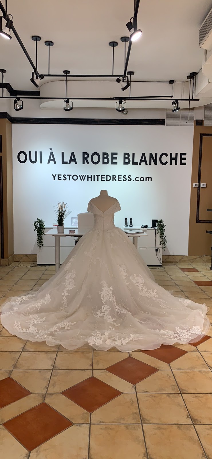 Oui à la robe blanche | 6891 Rue St-Hubert, Montréal, QC H2S 2M7, Canada | Phone: (514) 271-0909