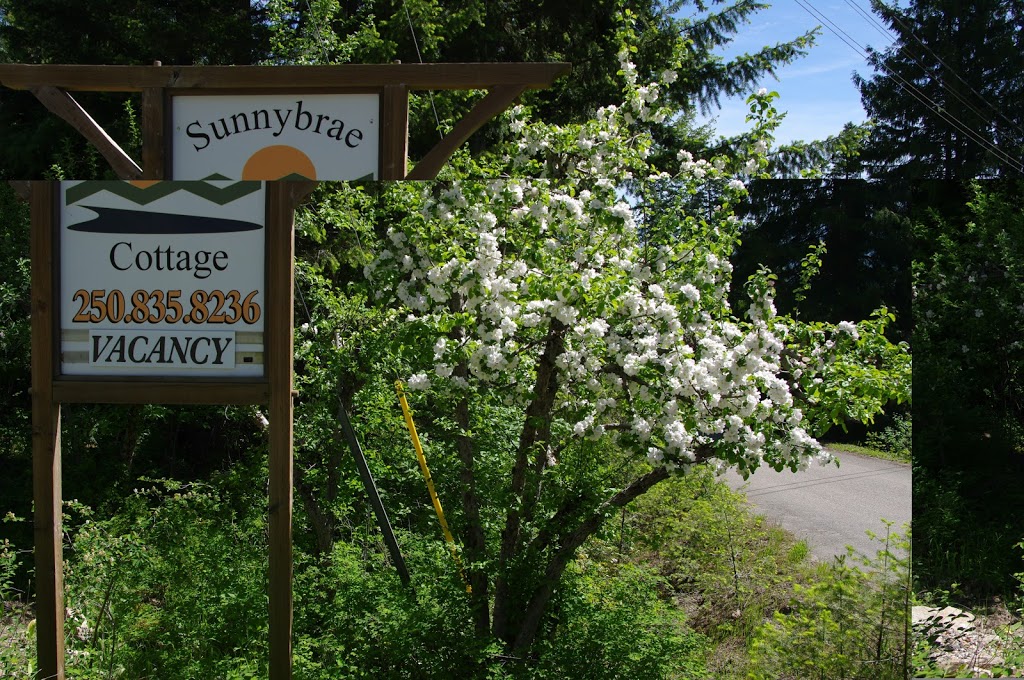 Sunnybrae Cottage | 1 - 5404 Sunnybrae-Canoe Point Rd, Tappen, BC V0E 2X1, Canada | Phone: (866) 369-7464