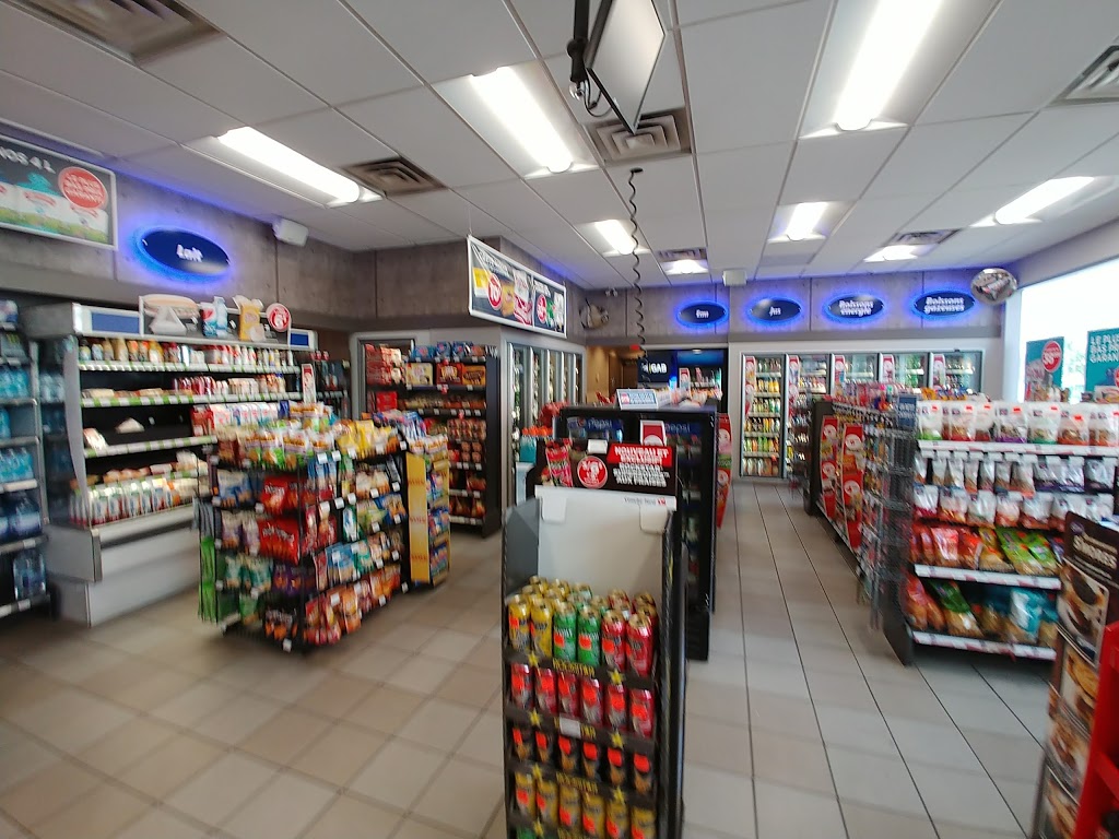 Esso | 950 Boulevard Marcel-Laurin, Saint-Laurent, QC H4M 2N2, Canada | Phone: (514) 332-3393