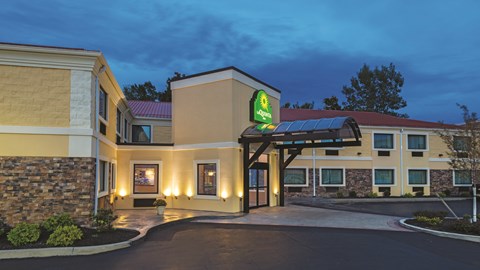 La Quinta Inn by Wyndham Buffalo Airport | 6619 Transit Rd, Williamsville, NY 14221, USA | Phone: (716) 633-1011