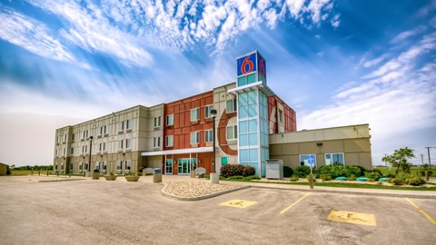 Motel 6 Headingley-Winnipeg West | 4400 Portage Ave, Headingley, MB R4H 1C6, Canada | Phone: (204) 896-9000