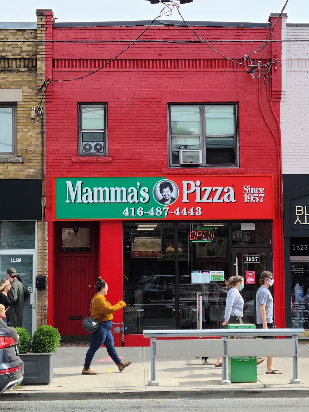 Mammas Pizza | 1627 Bayview Ave, East York, ON M4G 3B5, Canada | Phone: (416) 487-4443