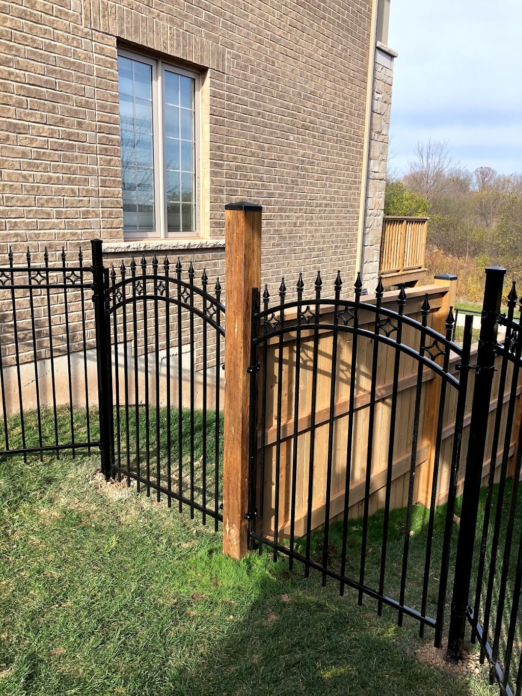 Davis Fences | Hamilton Regional Rd 8, Hamilton, ON L8E 5H8, Canada | Phone: (905) 643-9933