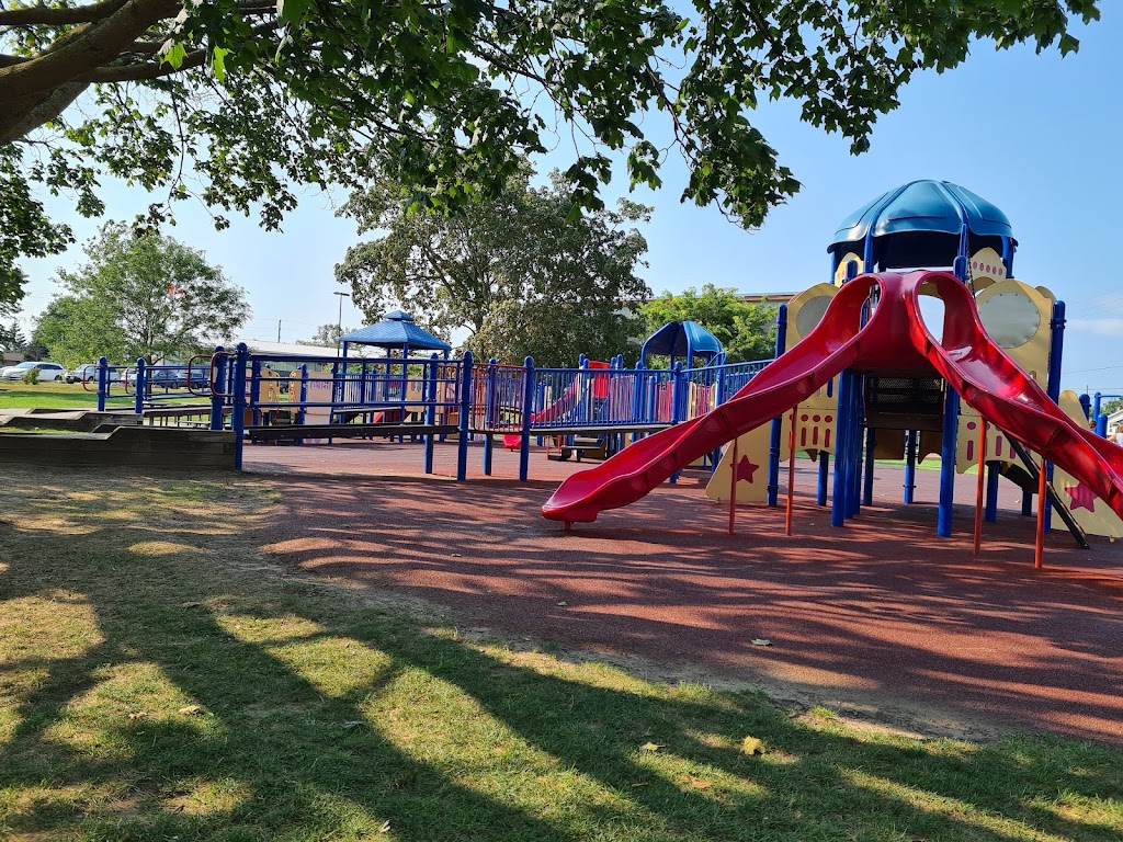 Playground & splash pad | 352 Niagara St, St. Catharines, ON L2M 4W1, Canada | Phone: (905) 688-5600