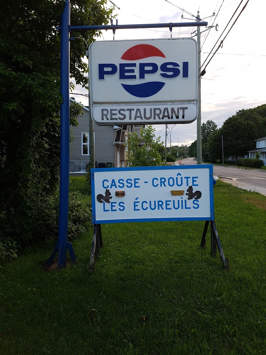 Casse-croûte les écureuils | 743 Rue Notre Dame, Donnacona, QC G3M 1T0, Canada | Phone: (418) 285-0881