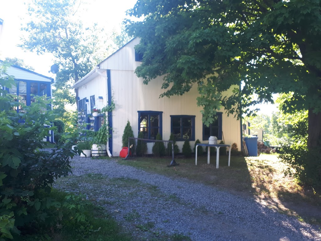 Gîte au Toit Bleu | 2461 Chemin Royal, Sainte-Famille, QC G0A 3P0, Canada | Phone: (418) 829-1078