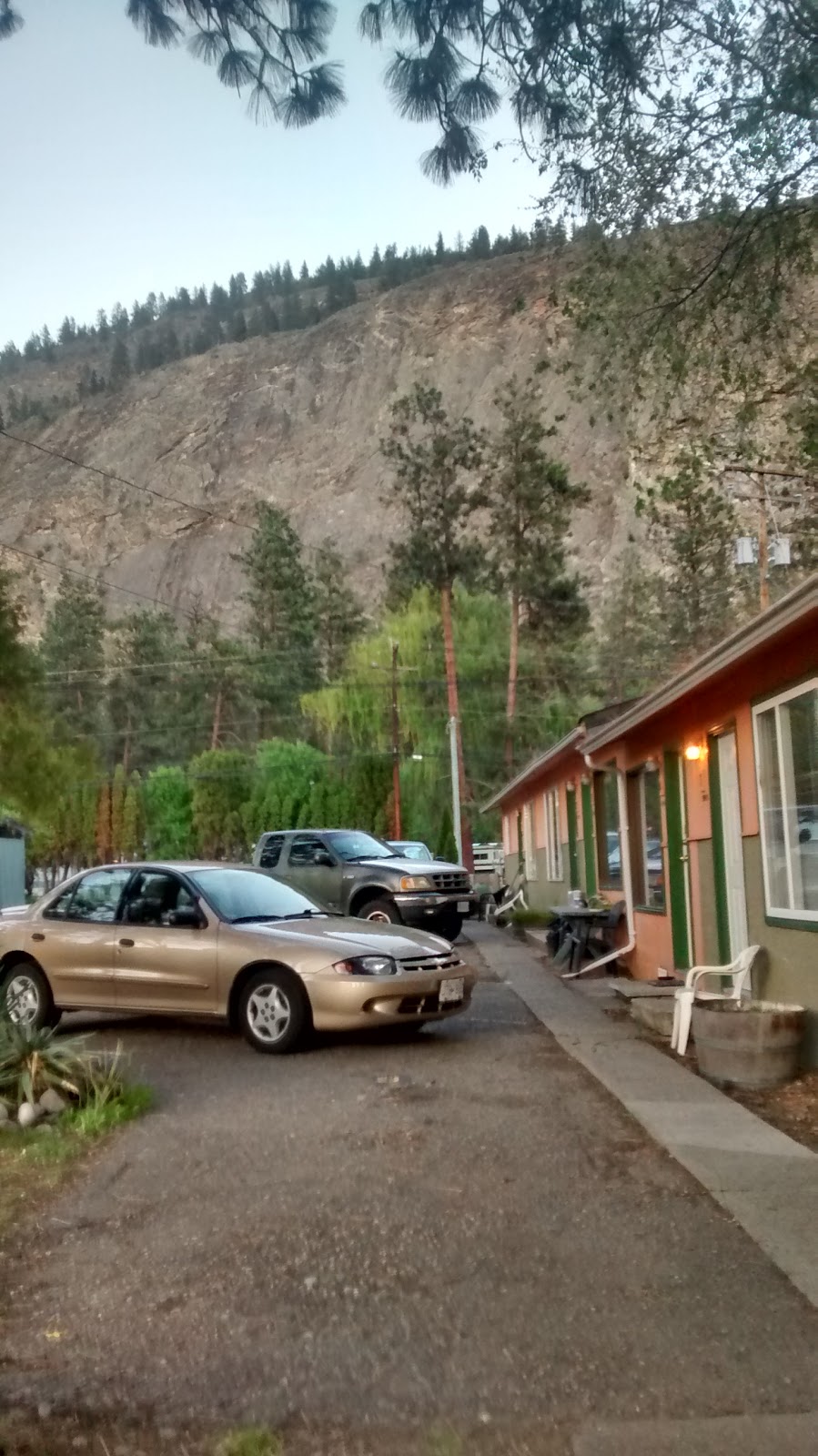 Pine Bluff Motel | Okanagan-Similkameen C, BC V0H 1T0, Canada | Phone: (250) 498-3377