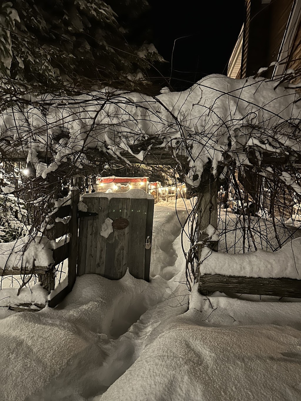 Chalet La Petite Campagne | 1170 Chem. du Lac Beaulne, Chertsey, QC J0K 3K0, Canada | Phone: (514) 946-0031