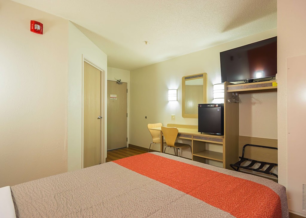 Motel 6 Toronto East - Whitby | 165 Consumers Dr, Whitby, ON L1N 1C4, Canada | Phone: (905) 665-8883