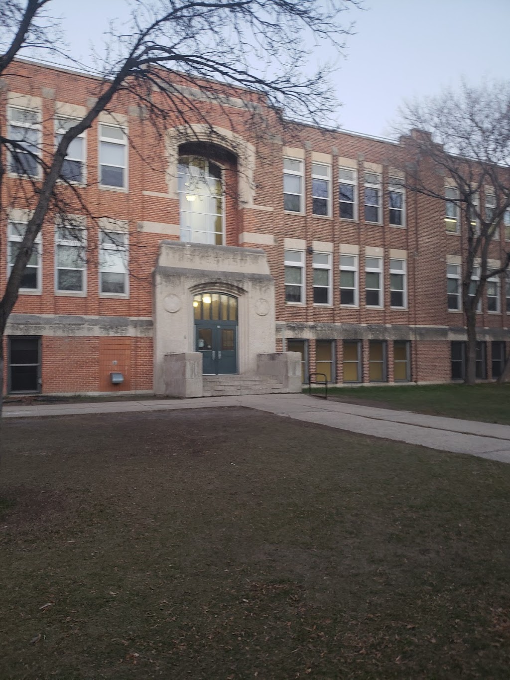 École Riverview School | 253 Maplewood Ave, Winnipeg, MB R3L 2L4, Canada | Phone: (204) 284-5983