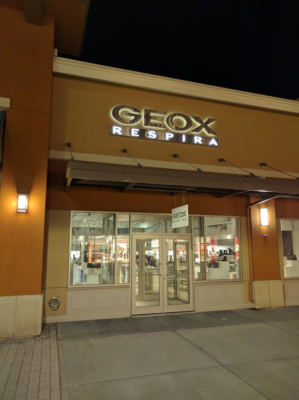 Geox | PREMIUM OUTLETS MONTRÉAL, 19001 Chemin Notre Dame UNITÉ 333, Mirabel, QC J7J 0T1, Canada | Phone: (450) 433-4369