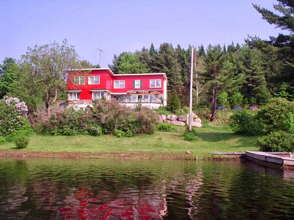 Auberge Lac Du Pin Rouge | 81 Chemin du Lac du Pin Rouge, Saint-Hippolyte, QC J8A 3J3, Canada | Phone: (450) 563-2790