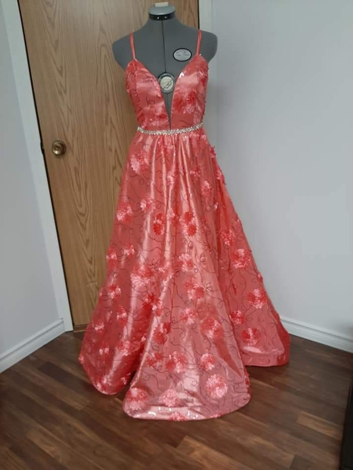 Lolas Dress and Alteration | 6325 58 Ave, Red Deer, AB T4N 6E2, Canada | Phone: (403) 357-4717