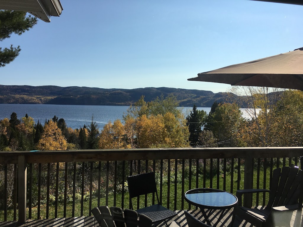 Villa de la Montagne sur le Fjord | 711 Rue de la Montagne, Sainte-Rose-du-Nord, QC G0V 1T0, Canada | Phone: (438) 813-3664