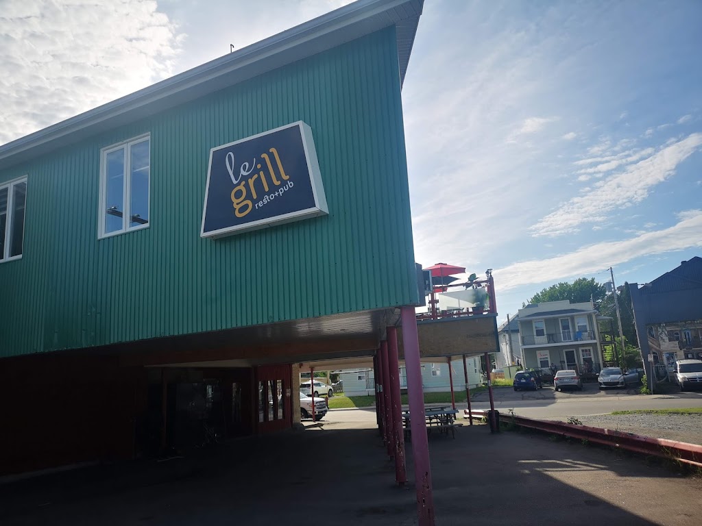 Le Grill Resto Pub | 1999 Rue Ste Famille, Jonquière, QC G7X 4X5, Canada | Phone: (418) 542-3642