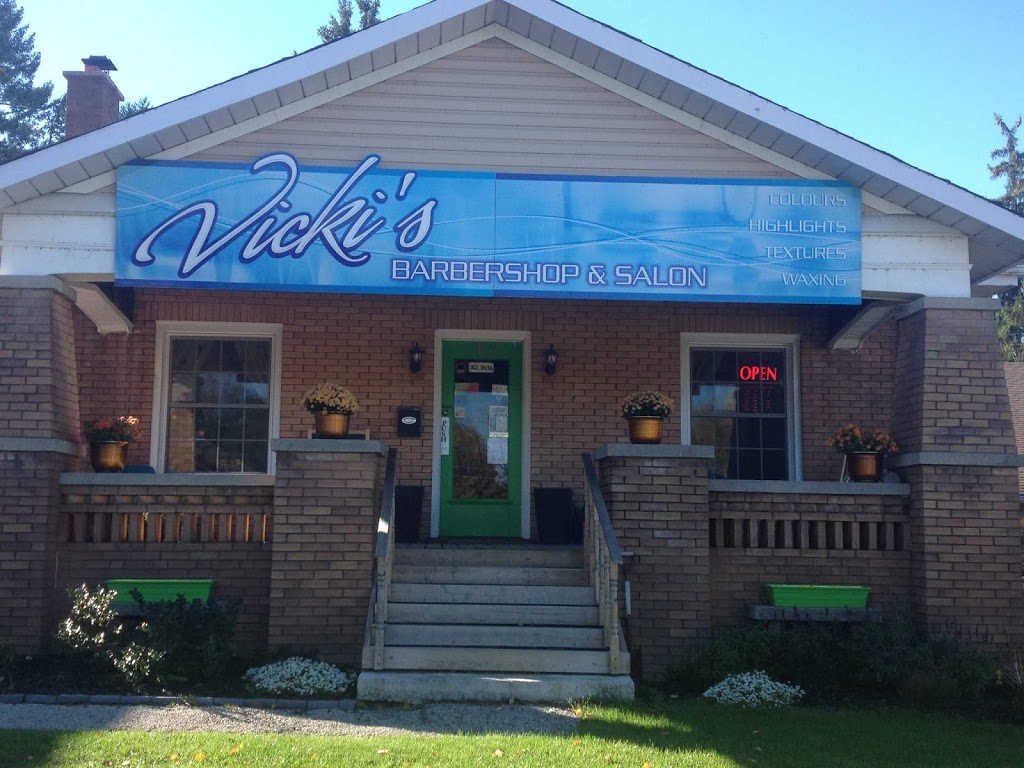 Vickis Barbershop & Salon | 168 King St, Delhi, ON N4B 1X8, Canada | Phone: (519) 582-3636