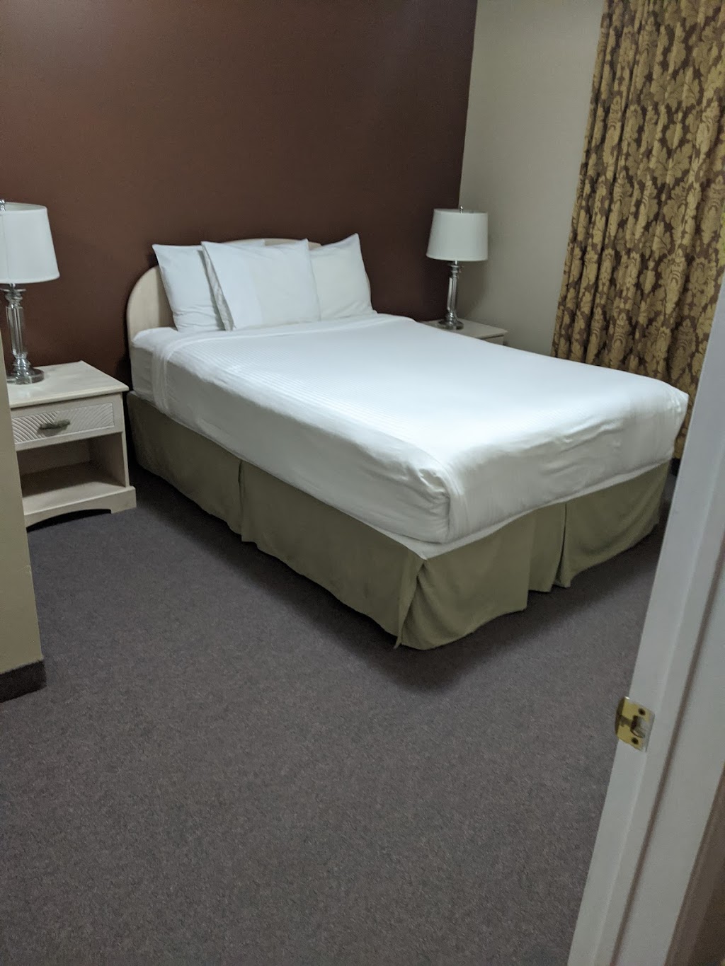 Shemron Suites Hotel | 112 Deep River Rd, Deep River, ON K0J 1P0, Canada | Phone: (613) 584-1100