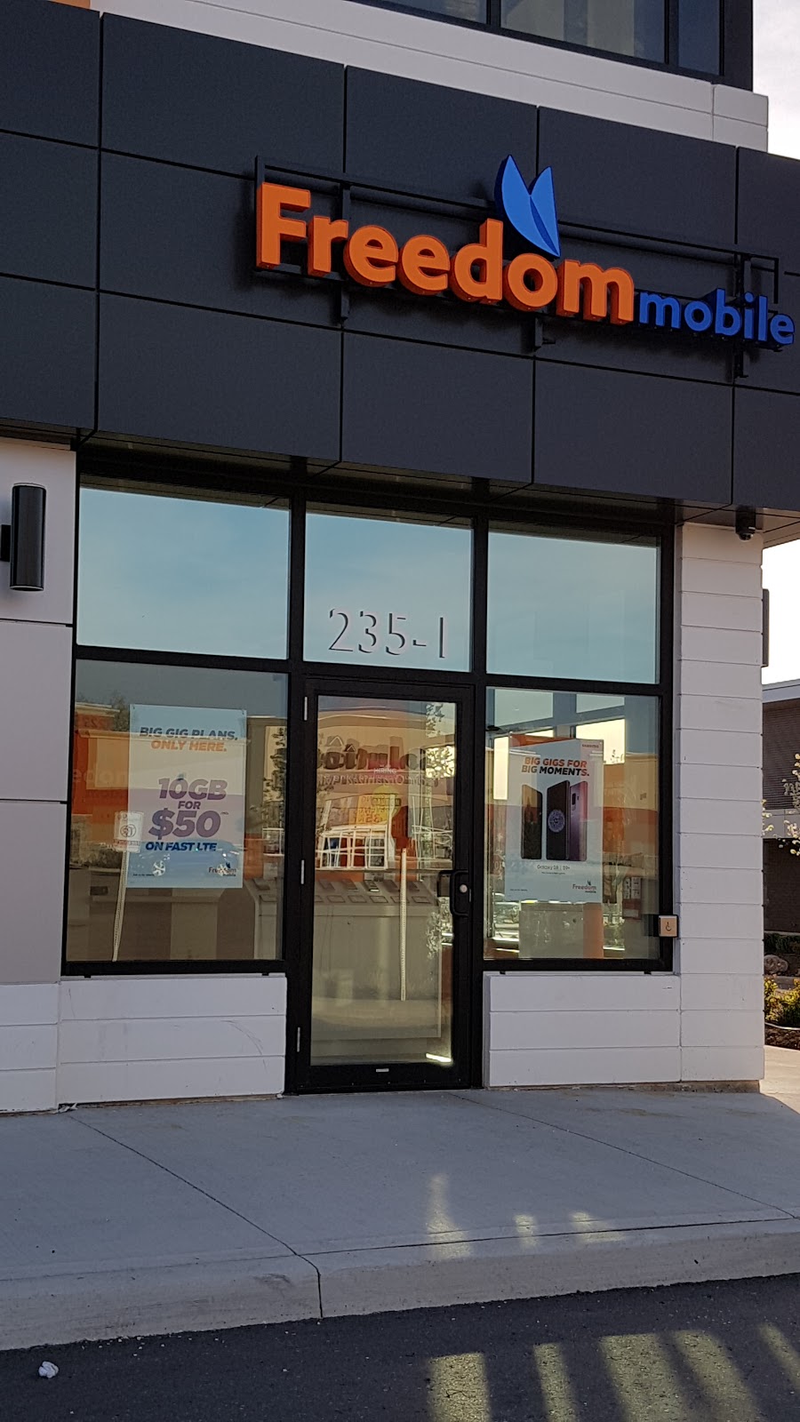 Freedom Mobile | The Boardwalk, 235 Boardwalk #1, Kitchener, ON N2N 0B1, Canada | Phone: (519) 579-8270