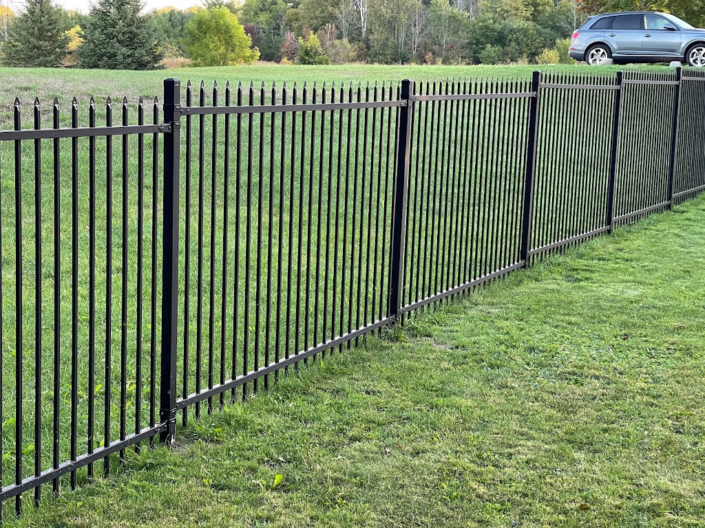 Sekuru Fences Ottawa | 62 Roycroft Way, Kanata, ON K2W 1C7, Canada | Phone: (613) 809-8897