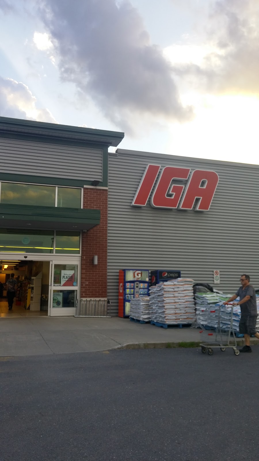 IGA | 2020 QC-112, Saint-Césaire, QC J0L 1T0, Canada | Phone: (450) 469-3536