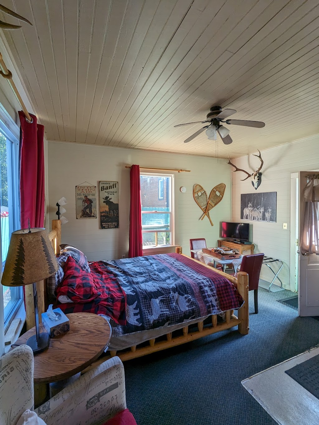 Holiday Lodge Bed and Breakfast | 311 Marten St, Banff, AB T1L 1B3, Canada | Phone: (403) 762-3648