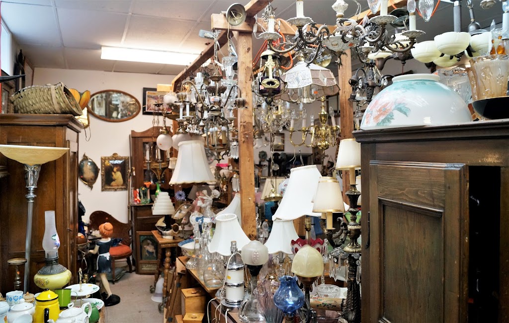 Antique Drummond | 445 Rue Lindsay, Drummondville, QC J2B 1G9, Canada | Phone: (819) 857-0180