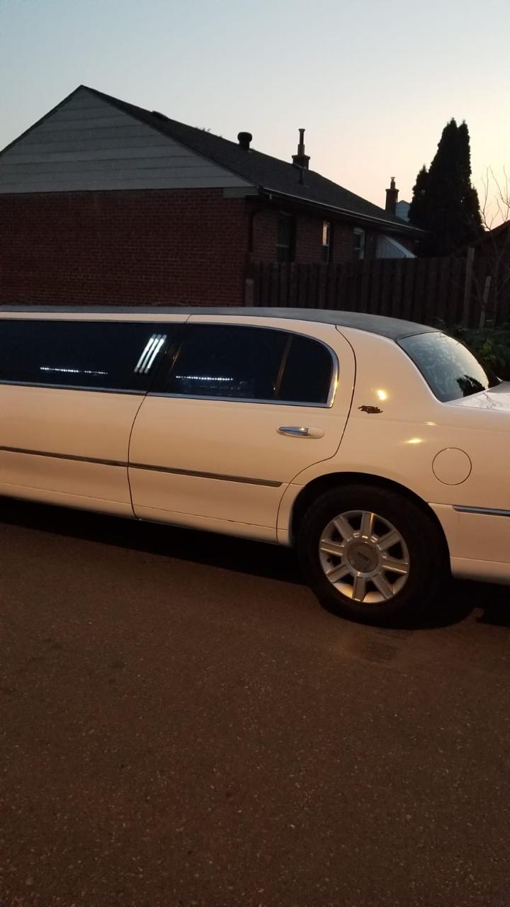 Aero line Limo | 74 Saugeen Crescent, Scarborough, ON M1K 3N1, Canada | Phone: (416) 564-0677