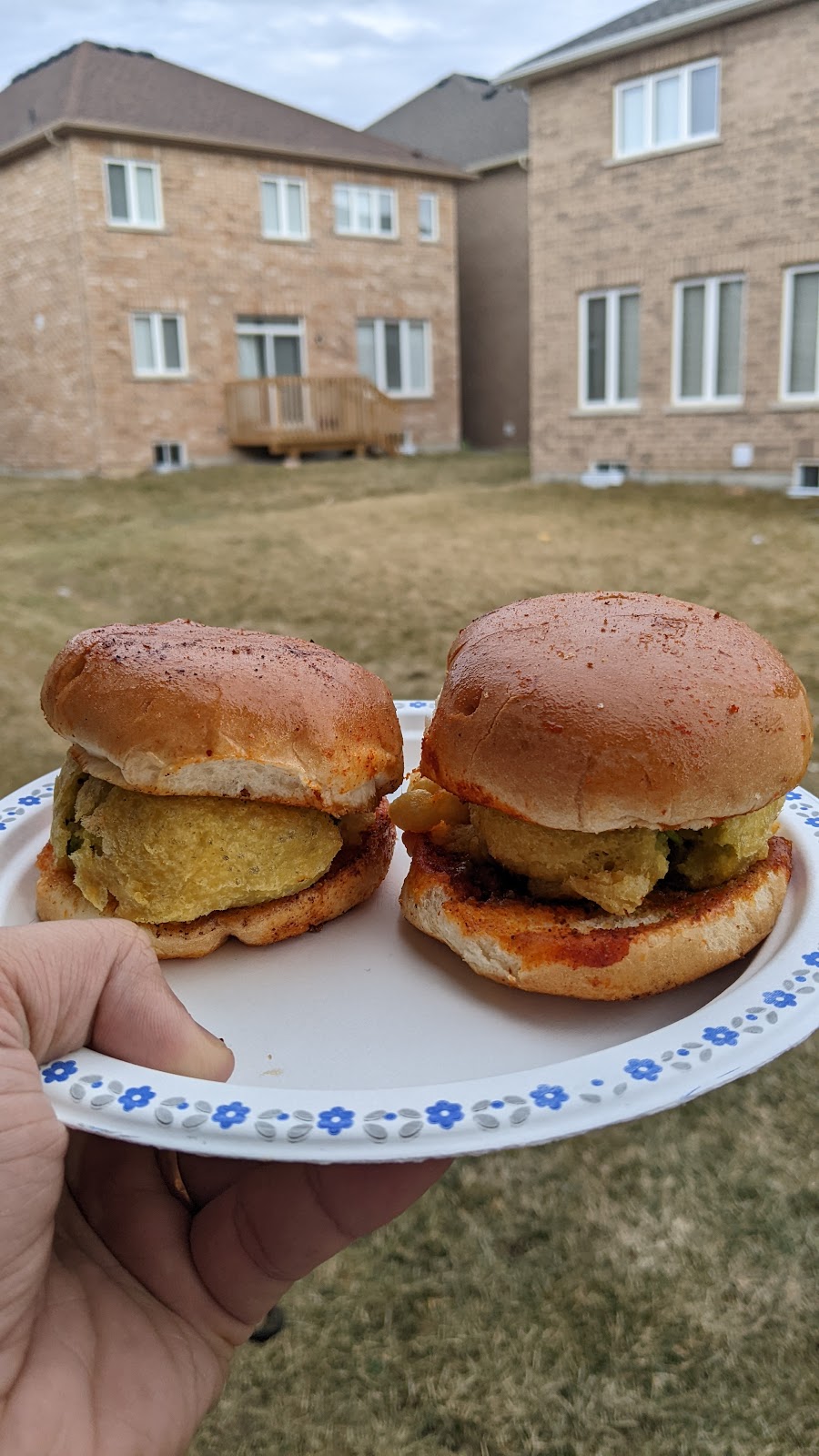 Suri’s Vada pav | Elverton Cres, Brampton, ON L7A 4Z4, Canada | Phone: (416) 562-7737