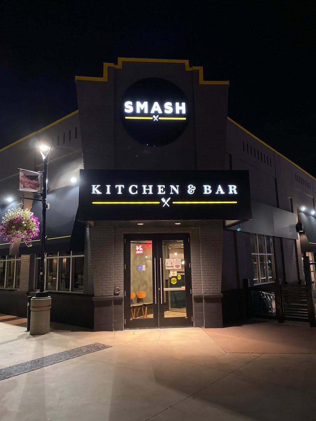 Smash Kitchen & Bar | 75 Consumers Dr, Whitby, ON L1N 9S2, Canada | Phone: (905) 940-2000 ext. 2