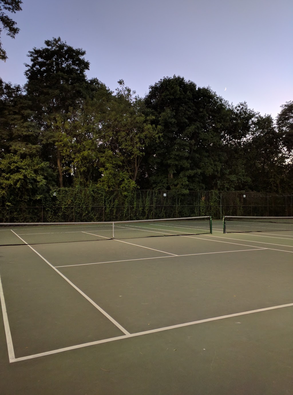 Howard Park Tennis Club | 430 Parkside Dr, Toronto, ON M6R 2Z3, Canada | Phone: (416) 769-5600