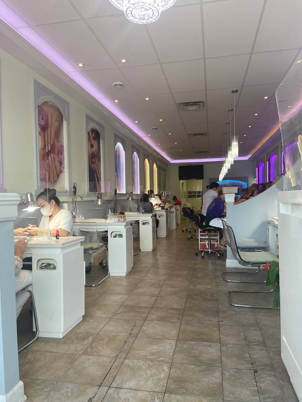 Ongles Dior | 2810 Bd Saint-Charles, Kirkland, QC H9H 3B6, Canada | Phone: (514) 674-0818