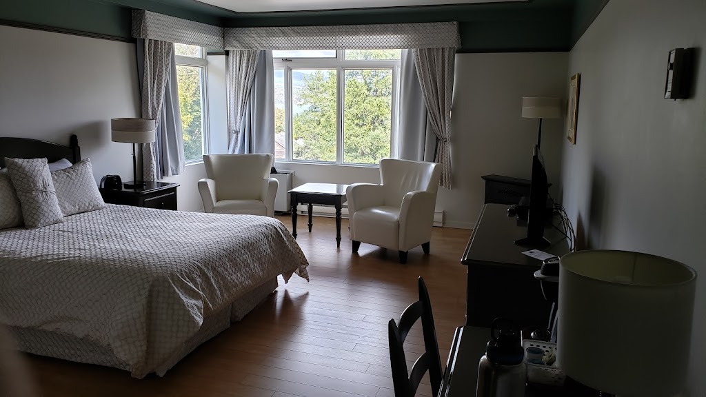 Hôtel au Petit Berger | 20 Rue Desbiens, La Malbaie, QC G5A 3C1, Canada | Phone: (418) 665-4428