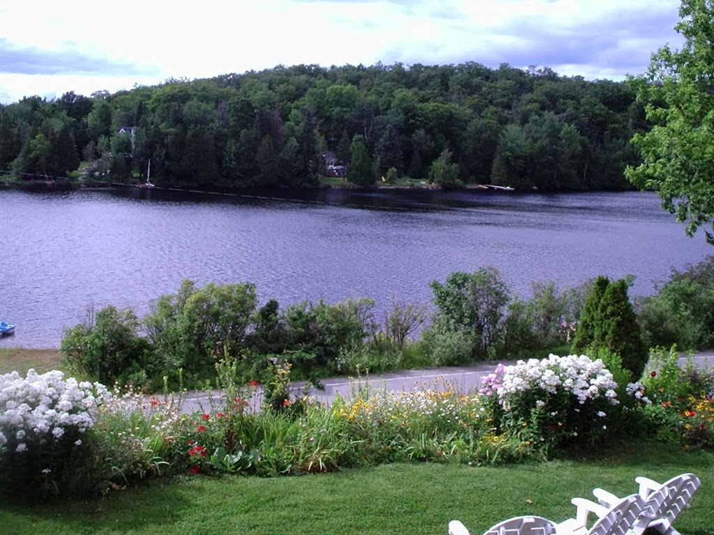 Auberge Lac Du Pin Rouge | 81 Chemin du Lac du Pin Rouge, Saint-Hippolyte, QC J8A 3J3, Canada | Phone: (450) 563-2790